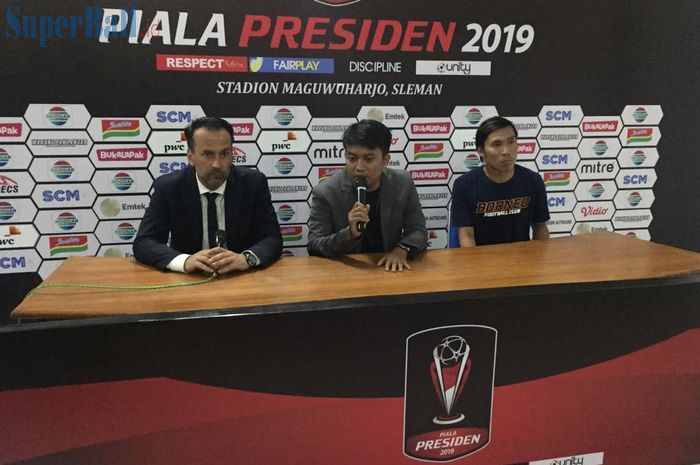 Pelatih Borneo FC, Fabio Lopez (kiri), saat menghadiri sesi konferensi pers seusai laga kontra Persija Jakarta pada ajang  Piala Presiden 2019, Selasa (5/3/2019).
