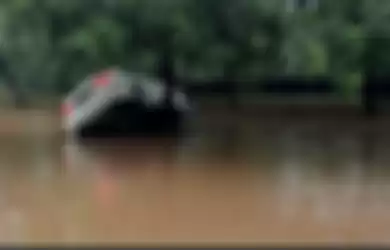 BMW terseret banjir