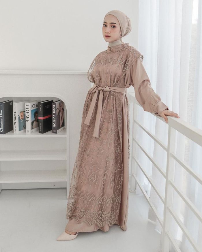 Inspirasi Dress Brokat Modern Hijab yang Cocok Dipakai Untuk