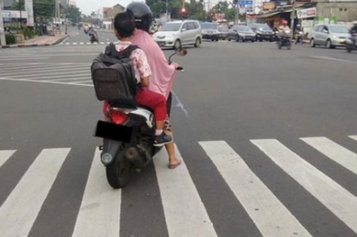 Motor Berhenti di Zebra Cross Saat Lampu Merah Langgar 2 Pasal