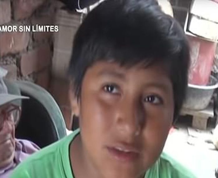 Sang ibu tak mampu membayar tagihan listrik rumahnya, bocah 12 tahun ini tetap semangat belajar dengan diterangi lampu jalan dan beralaskan trotoar.