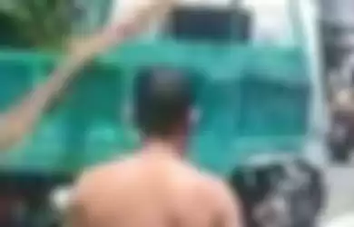 Oknum polisi tanpa busana naik motor ke Polres