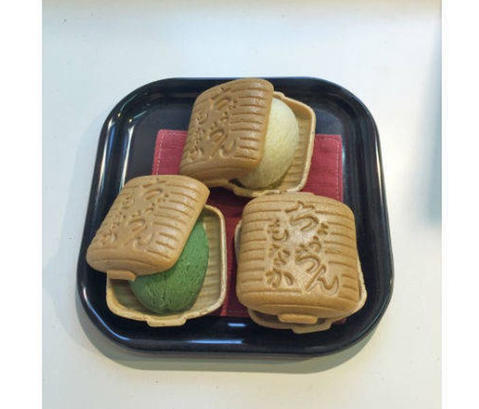 Es krim sandwich di Chochin Monaka
