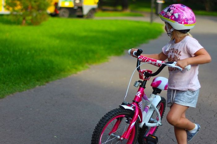 Facilitation of teaching children to ride a tricycle