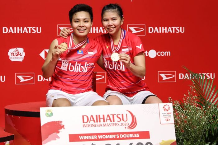 Pasangan ganda putri Indonesia, Greysia Polii/Apriyani Rahayu, berpose di podium kampiun bersama medali emas yang diraih usai memenangi laga final Indonesia Masters 2020 di Istora Senayan, Jakarta, Minggu (19/1/2020).