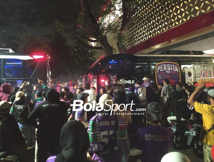 Suporter Persita Tangerang mengerubungi bus Persita Tangerang usai kalah 1-6 dari PSIS Semarang pada laga grup A Piala Presiden 2022 di Stadion Manahan Solo, Senin (13/6/2022).