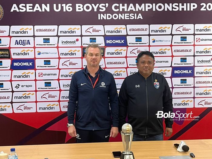 Pelatih Australia U-16, Brad Maloney  dan Pelatih Thailand U-16, Jadet Melaarp dalam sesi konferensi pers sebelum final ASEAN Cup U-16 2024, Selasa (2/7/2024).