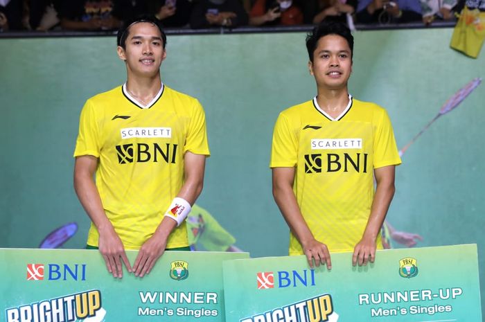 Jonatan Christie (kiri) dan Anthony Sinisuka Ginting (kanan) berpose di podium turnamen Bright Up Cup 2022 di Tennis Indoor, Senayan, Jakarta, Kamis (10/11/2022).