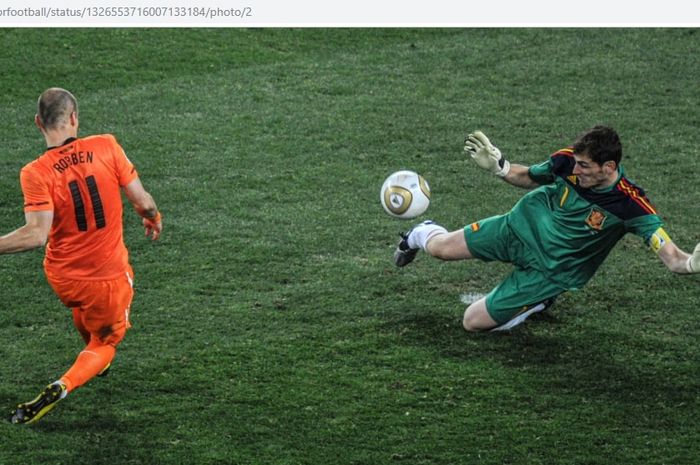 Winger timnas Belanda, Arjen Robben, berhadapan dengan kiper timnas Spanyol, Iker Casillas, pada final Piala Dunia 2010.