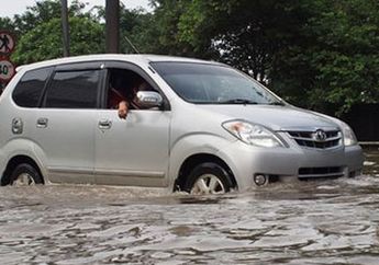 Mobil Habis Terjang Banjir, Jajal Fungsi Rem Dulu Sebelum Tancap gas