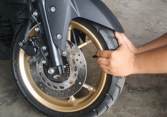 Cek Tekanan Angin Ban Motor, Tahu Nggak Kalau Depan Belakang Beda Ukuran?