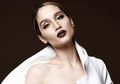 Cinta Laura Unggah Foto Stunning Terbaru dengan Gaya Baju Favorit, Netizen: Mirip Angelina Jolie!