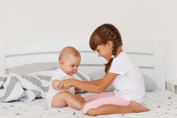 Memberikan Kasih Sayang kepada Anak Pertama Setelah Memiliki Adik ...