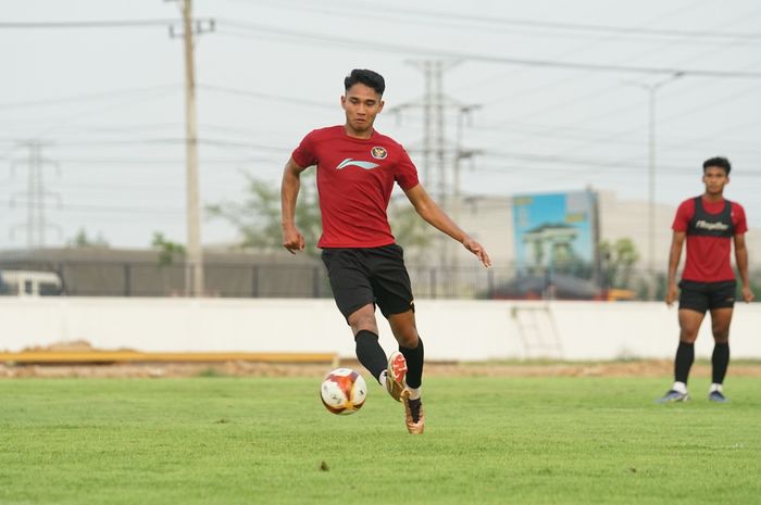 Marselino Ferdinan saat berlatih bersama timnas U-22 Indonesia di The Dream Visakha Training Camp, Phnom Penh, Kamboja, pada Rabu (26/4/2023).