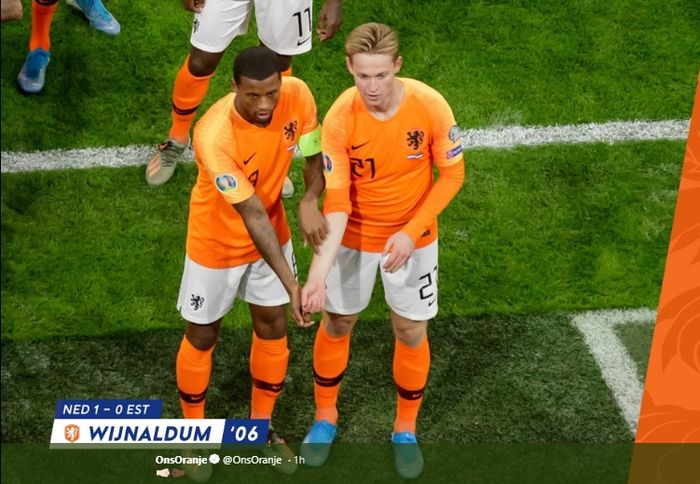 Georginio Wijnaldum dan Frenkie de Jong melakukan selebrasi saat Belanda menang atas Estonia di Johan Cruyff Stadium,  Selasa (19/11/2019).