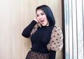 Istri Reino Barack Tetap Tampil Mewah Saat Menunggu Salju Datang, Syahrini Kepergok Pakai Jaket Branded, Berapa Harganya?