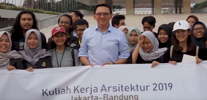 Pengunjung kawasan Lapangan Banteng berfoto bersama Ahok