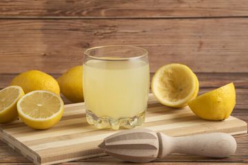 Seorang wanita rasakan khasiat luar biasa dari Air lemon.