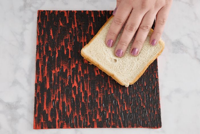 Roti tawar bisa digunakan untuk menghilangkan debu pada lukisan