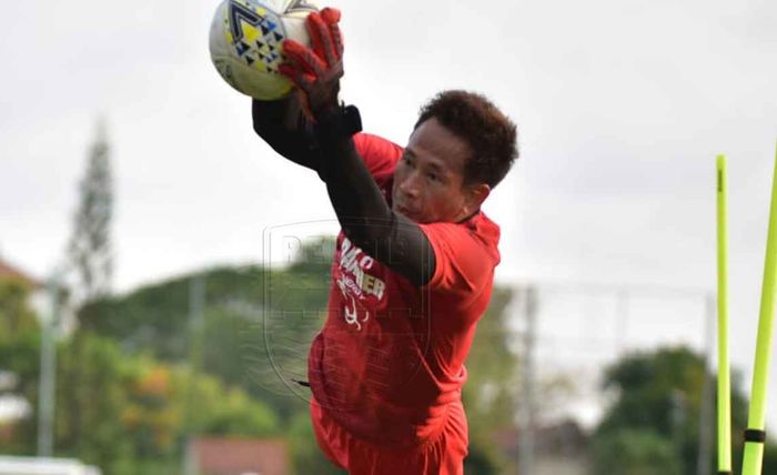 Kiper Persib Bandung, I Made Wirawan, saat mengikuti latihan tim pada gelaran Liga 1 2019.