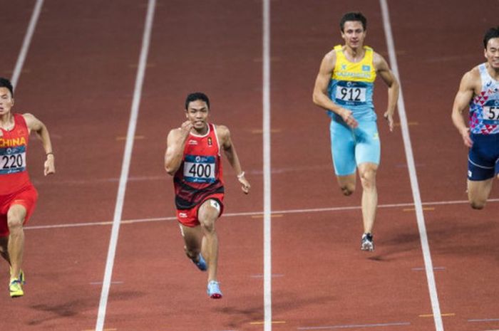 Sprinter Indonesia, Lalu Muhammad Zohri (tengah) berlari memacu langkahnya ke garis finish 