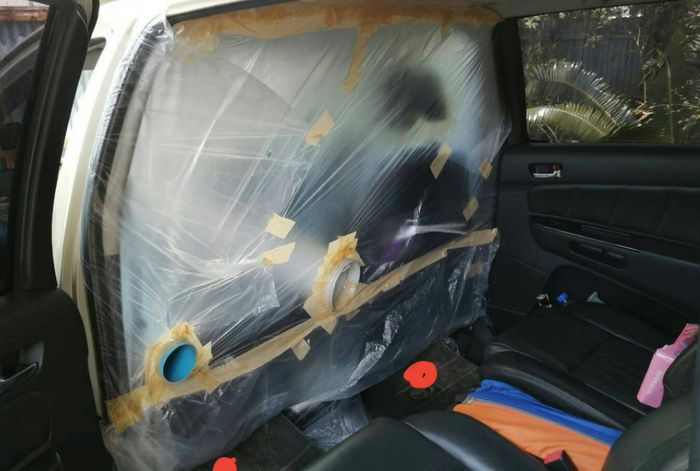 Dua pipa plastik membentang dari dari ventilasi AC ke partisi, memberikan udara dingin ke kursi belakang.