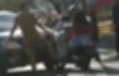 Tangkap layar video pria berseragam ASN menendang motor milik seorang pengendara cewek hingga terjatuh.