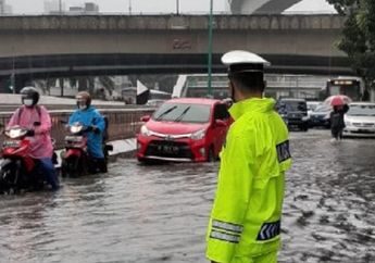 Sebelum Ajak Mobil Terobos Banjir, Pastikan Hal Ini Terlebih Dulu