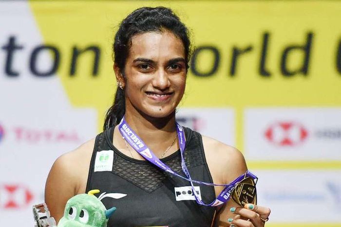 Pebulu tangkis tunggal putri India, PV Sindhu, berpose dengan medali emas Kejuaraan Dunia 2019 yang dia raih seusai mengalahkan Nozomi Okuhara (Jepang) pada babak final di St. Jakobshalle, Basel, Swiss, Minggu (25/8/2019).