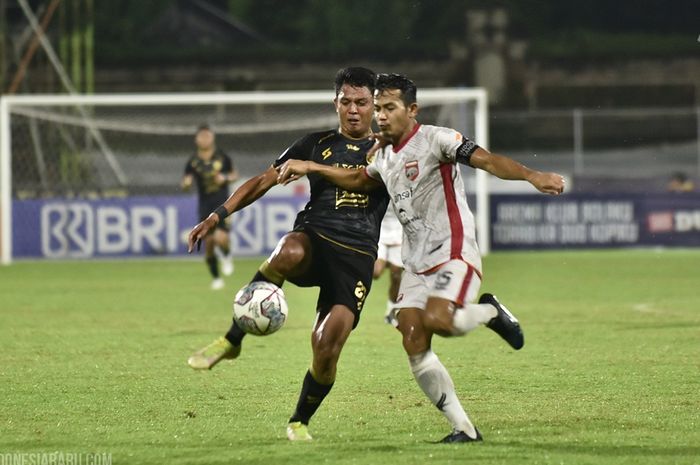 Suasana pertandingan saat laga Arema FC melawan Borneo FC pada laga pekan ke-32 di Stadion Gusti I Wayan Dipta, Gianyar, Minggu (20/3/2022).
