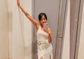 Vanessa Angel Kembali Tulis Caption Usil di Unggahan Foto Pakai Tank Top Tali dan Celana Belahan Tinggi