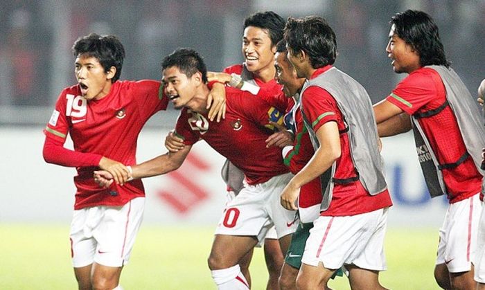 Striker timnas Indonesia, Bambang Pamungkas, bersama rekan-rekannya merayakan gol saat melawan Thailand.
