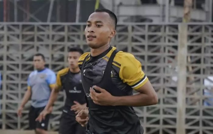 Robi Darwis saat mengikuti latihan Dewa United FC