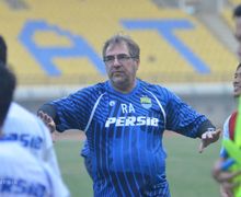 Striker Asingnya Keliru Tes Covid-19, Ini Kata Pelatih Persib Bandung