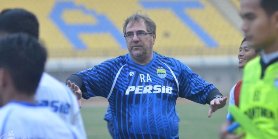 Robert Rene Alberts Ungkap Persib Bandung Pernah 'Mengemis' Pada Dirinya