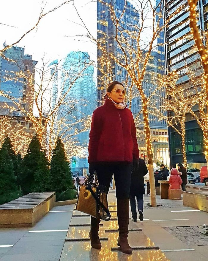 Gaya elegan dan modis Mayangsari dengan sweater rajut