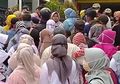 Bak Menantang Maut, Pandemi Belum Usai Ratusan Warga di Kota Ini Justru Mengantre Berdesakan untuk Masuk Pasar Swalayan Hingga Saling Dorong Hanya Demi Membeli Baju Lebaran