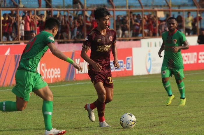 Gelandang PSM Makassar, Muhammad Rizky Eka, menguasai bola saat laga kontra Kalteng Putra pada pekan ke-27 Liga 1 2019 di Stadion Andi Matalatta, Makassar, Rabu (6/11/2019).