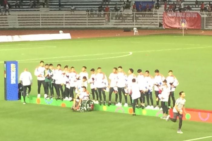 Gelandang timnas U-22 Indonesia, Evan Dimas, terlihat harus menggunakan kursi roda selepas pertandingan melawan Vietnam pada laga final SEA Games 2019 di Stadion Rizal Memorial, Manila, Filipina, Selasa (10/12/2019).