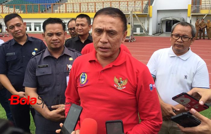 Ketua Umum PSSI, Mochamad Iriawan alias Iwan Bule, memberikan keterangan kepada wartawan ketika meninjau Stadion Pakansari, Bogor.