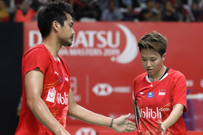 Pasangan ganda campuran Indonesia, Tontowi Ahmad/Liliyana Natsir, melakukan tos pada babak pertama I