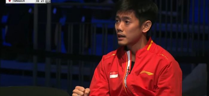 Tunggal putra Indonesia mantan penghuni pelatnas PBSI, Vicky Angga Saputra, saat mendampingi tunggal putri Singapura, Yeo Jia Min, pada Denmark Open 2024, di Jyske Bank Arena, Odense, Denmark, Rabu (16/10/2024).