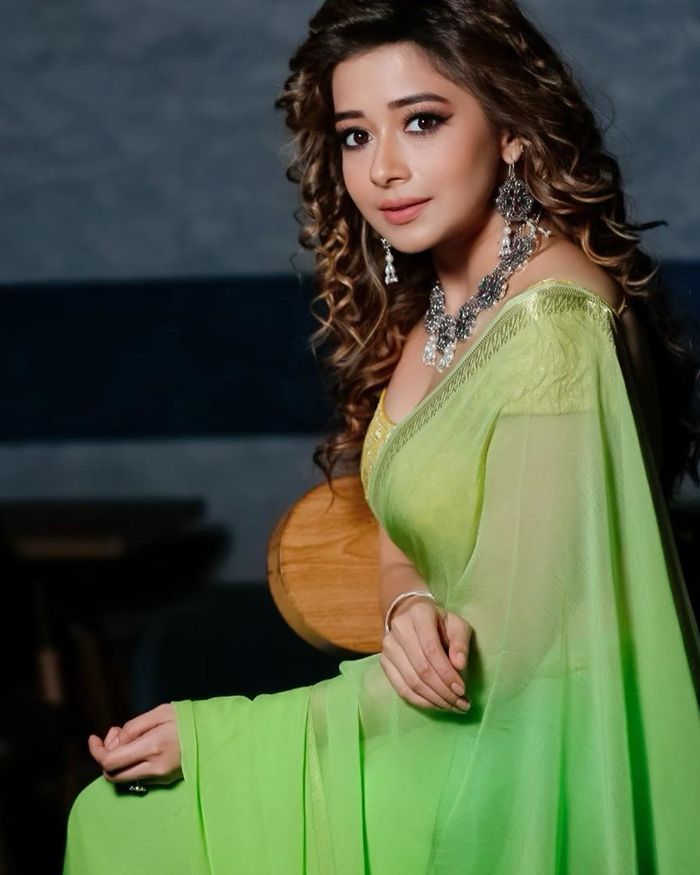 (ilustrasi) Tina Datta cantik dengan kain sari khas India