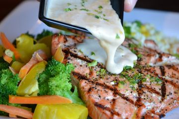 Kandungan omega 3 pada ikan salmon  dapat membantu mengurangi peradangan dalam tubuh. 