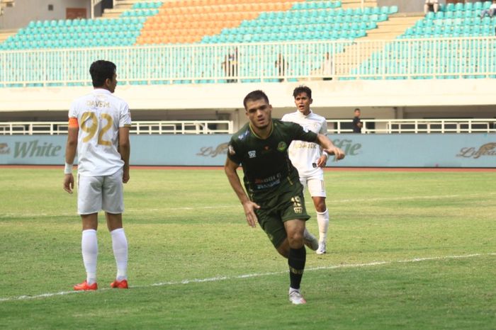 Pemain Tira Persikabo, Khurshed Beknazarov merayakan gol yang dicetaknya ke gawang PSS Sleman, di Stadion Pakansari, Kabupetan Bogor, Senin (19/8/2019).