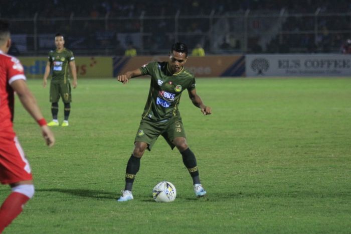 Bek kiri Tira Persikabo, Abduh Lestaluhu saat laga kontra tuan rumah Perseru Badak Lampung FC, di Stadion Sumpah Pemuda, Bandar Lampung, Senin (23/9/2019).