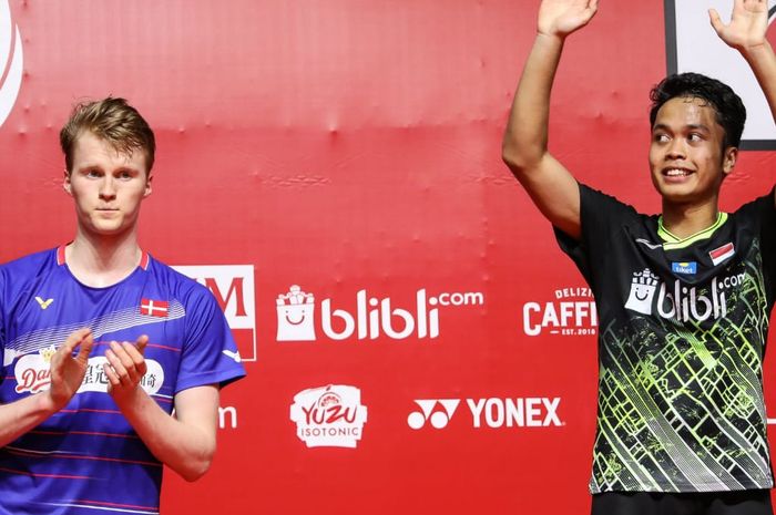 Pebulu tangkis tunggal putra Denmark, Anders Antonsen (kiri) di podium setelah dikalahkan Anthony Sinisuka Ginting pada final Indonesia Masters 2020 yang digelar di Istora Senayan, Jakarta, Minggu (19/1/2020).