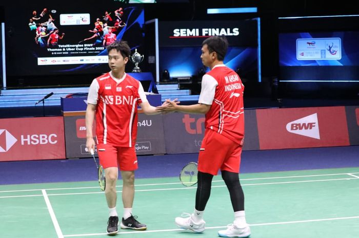 Aksi pasangan ganda putra Indonesia, Mohammad Ahsan/Kevin Sanjaya Sukamuljo pada babak semifinal Thomas Cup 2022 melawan Jepang, Jumat (13/5/2022) di Impact Arena. Bangkok, Thailand.