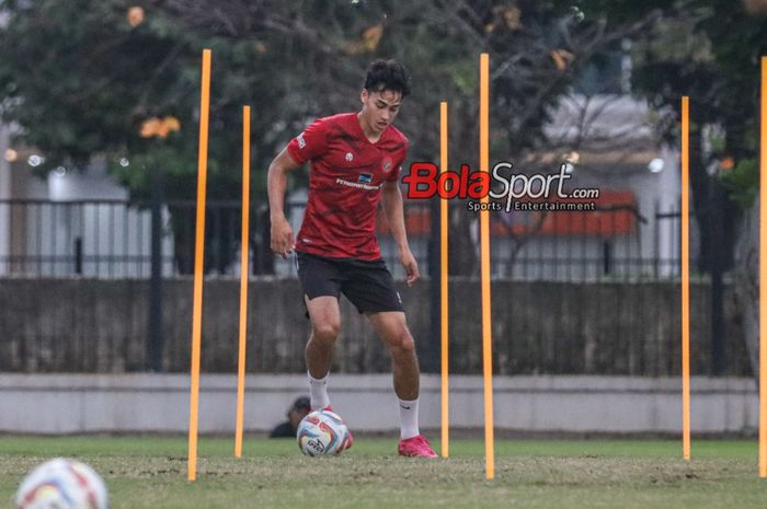 Rafael Struick sedang menguasai bola dalam sesi latihan timnas Indonesia di Lapangan A, Senayan, Jakarta, Senin (9/10/2023) siang.