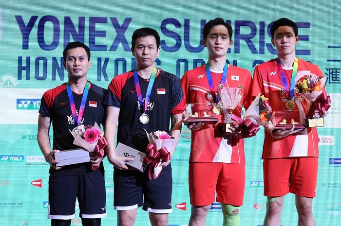 Pasangan ganda putra Indonesia, Mohammad Ahsan/Hendra Setiawan, berpose di podium runner-up Hong Kong Open 2019 bersama pasangan juara, Choi Solgyu/Seo Seung-jae (Korea Selatan).